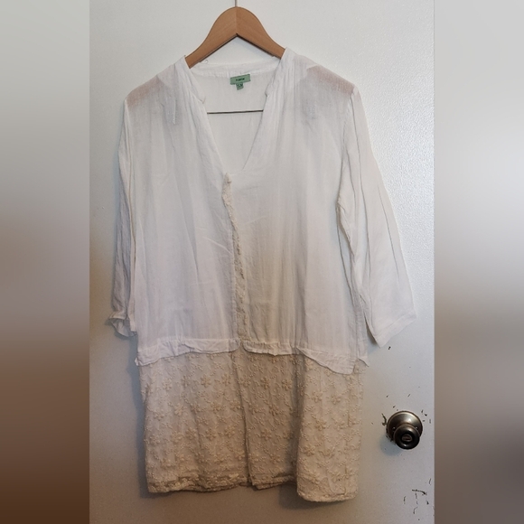 Elegant White and Cream Blouse with Floral Detail - Picture 1 of 5